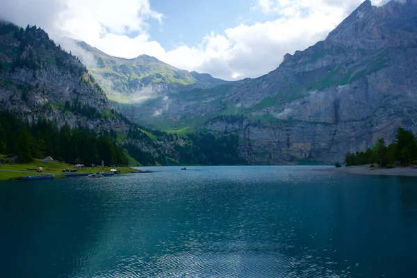 Malowniczy Widok Jezioro Oeschinen Wśród Gór Kandersteg Szwajcaria — Zdjęcie stockowe
