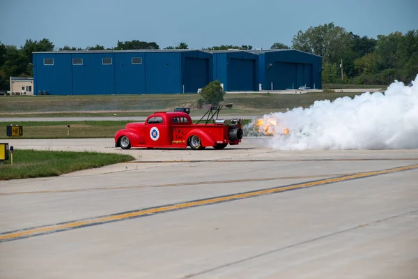 Ein Altes Rotes Feuerwehrauto Bei Der Brandbekämpfung Flughafen — Stockfoto