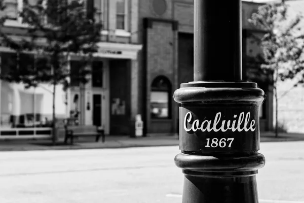 美国科尔维勒 2016年9月6日 在美国亚利桑那州科尔维尔安静的周末街道上拍摄的城市灯柱灰度照片 — 图库照片