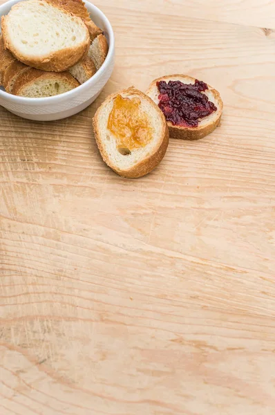 有机新鲜切片面包放在一个白色碗里 果酱放在带有复制空间的木制桌面上 — 图库照片