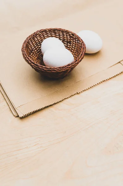 Huevos Blancos Orgánicos Recipiente Sobre Fondo Madera Papel Natural Con — Foto de Stock