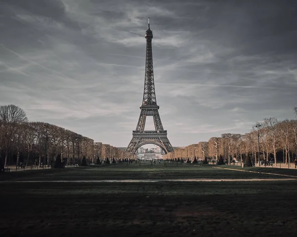 Eine Schöne Aufnahme Des Eiffelturms Prais Frankreich Während Des Trüben — Stockfoto