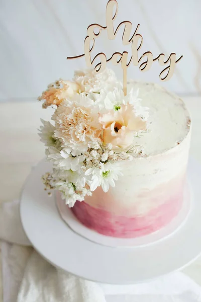 Piękny Boho Pastelowy Tort Topper Kwiaty Białym Stole — Zdjęcie stockowe