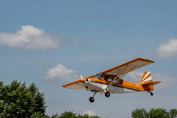 Létající Letadlo Proti Modré Obloze Během Letecké Přehlídky — Stock fotografie