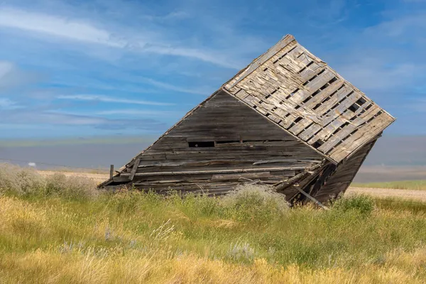 Das Verlassene Holzhaus Auf Dem Feld — Stockfoto