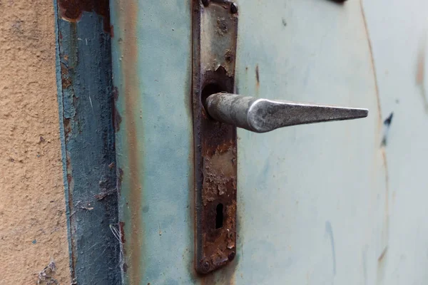一张旧生锈的门把手的特写照片 — 图库照片