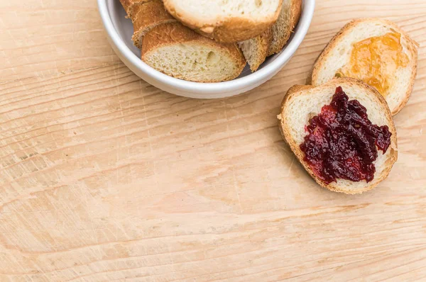 Bio Brot Einer Weißen Schüssel Und Marmelade Auf Einer Hölzernen — Stockfoto