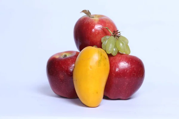 Die Roten Äpfel Mango Und Trauben Isoliert Auf Weißem Hintergrund — Stockfoto