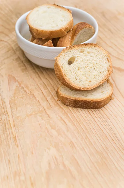 有机新鲜的切片面包 放在一个带有复制空间的木制桌面上的白色碗里 — 图库照片