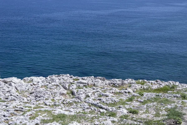 キューバのハバナにある青い静かな海の岩の海岸 — ストック写真