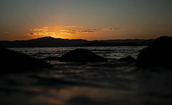 Pemandangan Laut Bawah Sinar Matahari Selama Matahari Terbenam Yang Indah — Stok Foto