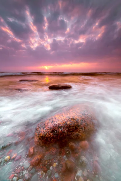 Atemberaubende Szenerie Eines Wunderschönen Sonnenuntergangs Mit Farbenfrohem Himmel Der Ostseeküste — Stockfoto