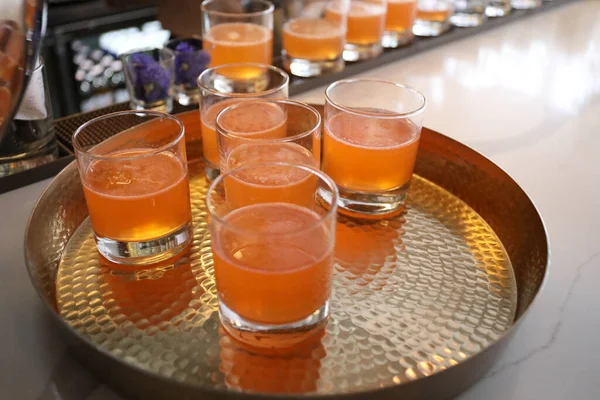 Eine Nahaufnahme Orangefarbener Cocktails Tablett Auf Der Bar — Stockfoto