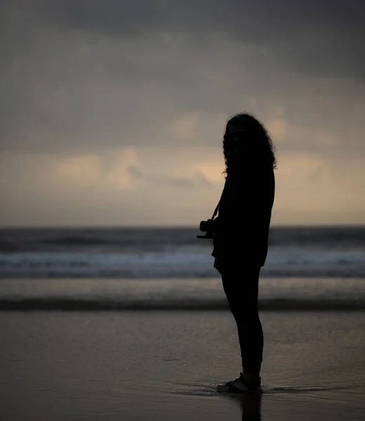 Silhouette Woman Standing Beach Camera Sunset — Stock Photo, Image