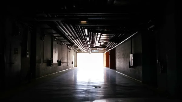 Ein Hoffnungsvolles Licht Ende Eines Dunklen Untergrunds — Stockfoto
