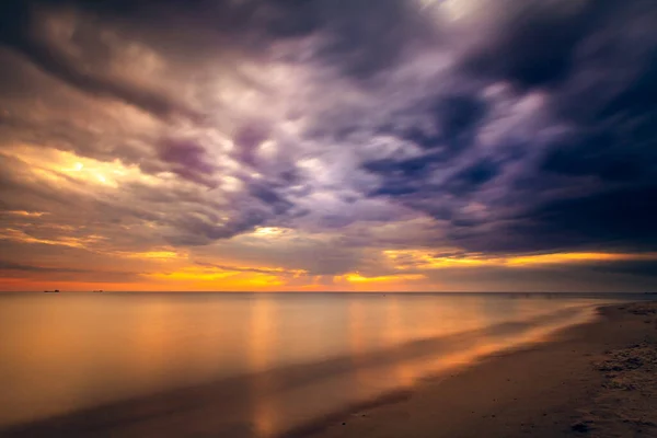 Ein Wunderschönes Meer Dramatischen Sonnenuntergang — Stockfoto