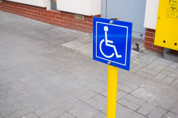 残疾人士泊车位蓝色标志的近景 — 图库照片