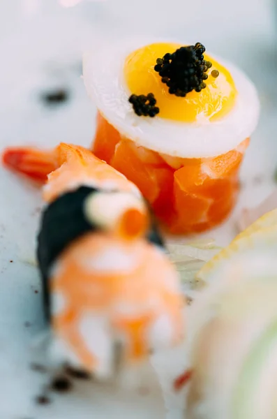 Pionowe Sushi Jajkiem Łososiem Kawiorem — Zdjęcie stockowe