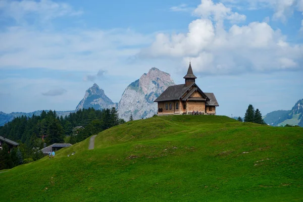 Pohled Malou Kapli Před Horou Kleiner Mythen Muotathalu Švýcarsku — Stock fotografie