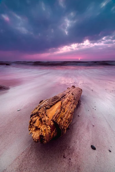 立陶宛波罗的海沿岸美丽的落日与五彩斑斓的天空的垂直摄影 — 图库照片