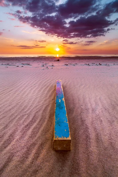 バルト海沿岸 リトアニアでカラフルな空と美しい夕日の垂直ショット — ストック写真