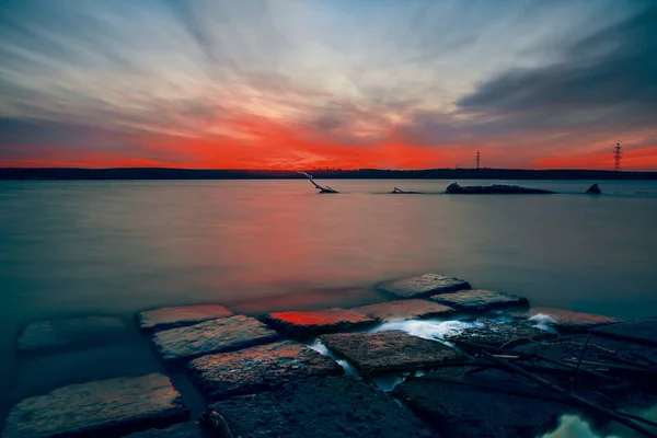 Μια Όμορφη Θάλασσα Στο Δραματικό Ηλιοβασίλεμα — Φωτογραφία Αρχείου