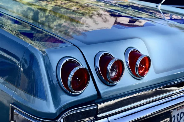 フレズノ アメリカ合衆国 2021年10月9日 カリフォルニア州のカーショーで 青のカスタムカラーの1965年のシボレー インパラ コンバーチブルの後部赤いヘッドライトのクローズアップ写真 2021年 — ストック写真