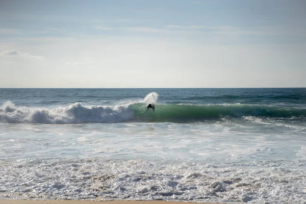 晴れた日の美しい波の海 — ストック写真