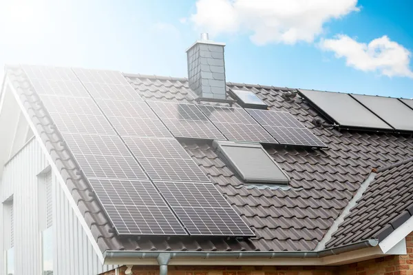 Střecha Domu Solárním Panelem — Stock fotografie