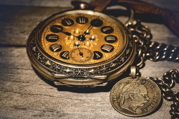 Close Shot Old Antique Vintage Mechanical Pocket Watch Compass Table — Foto Stock