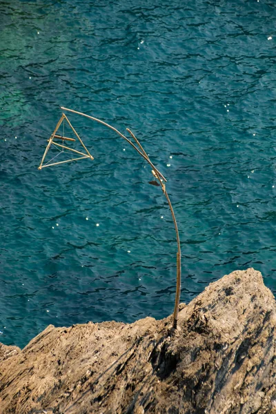 Plan Vertical Une Canne Pêche Isolée Sur Falaise Par Eau — Photo