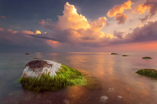 Dramatik Günbatımında Güzel Bir Deniz — Stok fotoğraf