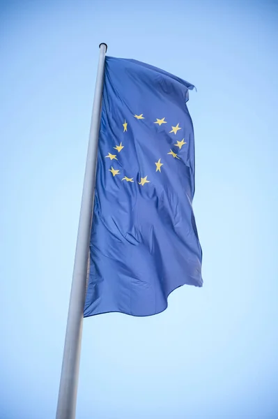 Flaga Unii Europejskiej Jasnoniebieskim Tle — Zdjęcie stockowe
