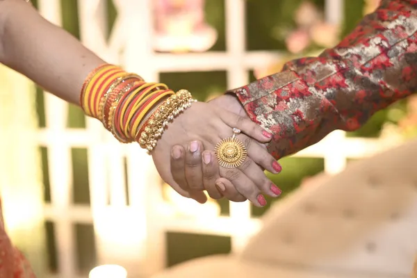 夫婦の手が触れる 二人とも左手に結婚指輪を持っていた インドのカップルの手を閉じて — ストック写真