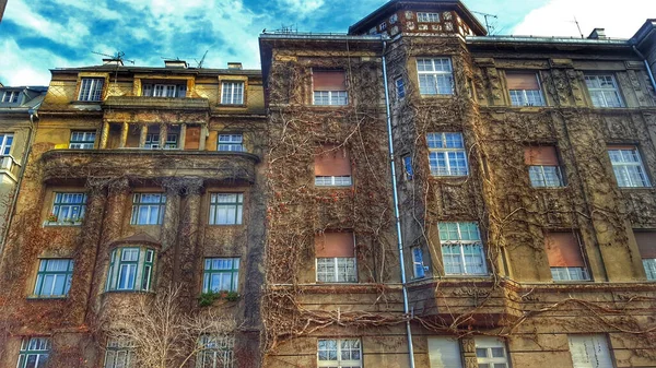 美しい古い建物のローアングルショット — ストック写真