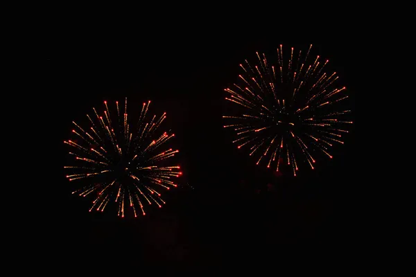 Fogos Artifício Brilhantes Explodiram Céu Noturno — Fotografia de Stock