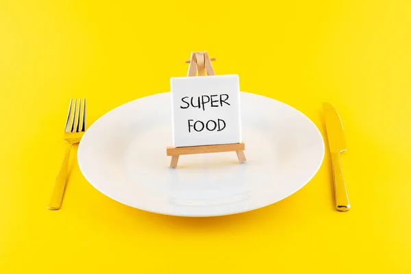 Слова Супер Їжа Тарілці Жовтому Фоні — стокове фото