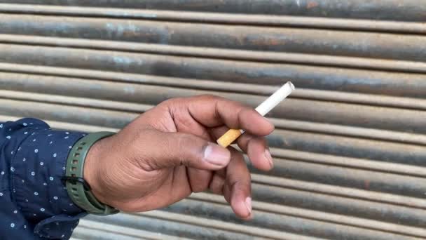 Primer Plano Una Mano Sosteniendo Cigarrillo — Vídeos de Stock