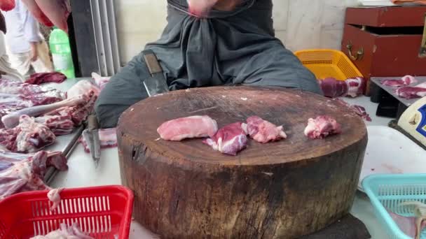 肉を切り刻む男のクローズアップ映像 — ストック動画