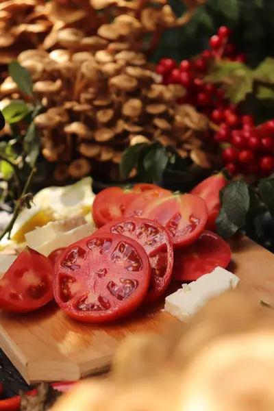 Close Cogumelos Tomate Fresco Queijo Tábua Corte — Fotografia de Stock