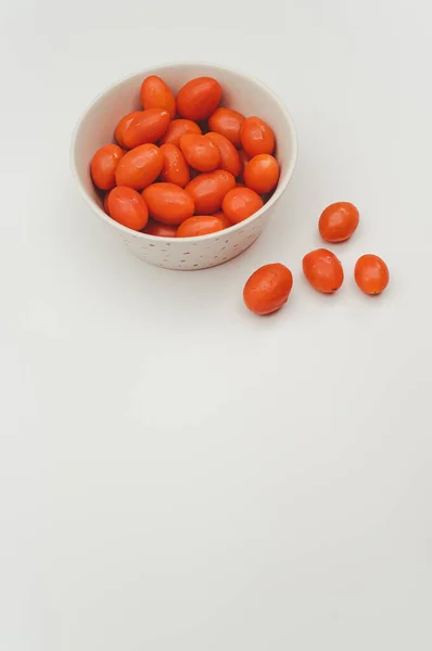 Tazón Gres Decorado Blanco Lleno Tomates Datterini Una Superficie Blanca — Foto de Stock