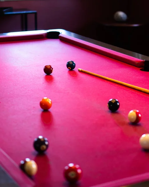 Plan Vertical Une Table Billard Rouge Avec Boules Bâton — Photo