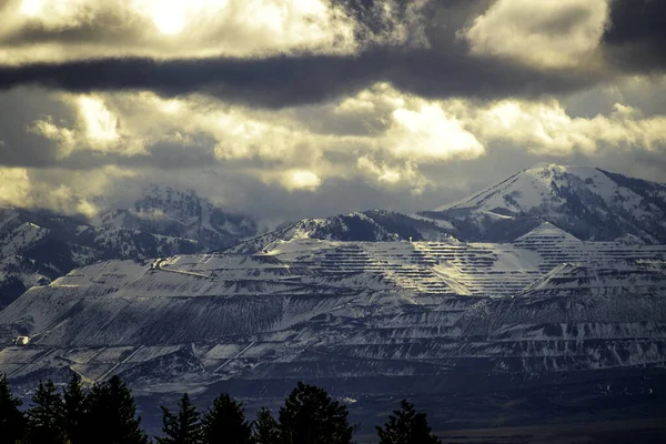 Piękne Ujęcie Śnieżnych Gór Klifów Pod Chmurnym Niebem — Zdjęcie stockowe
