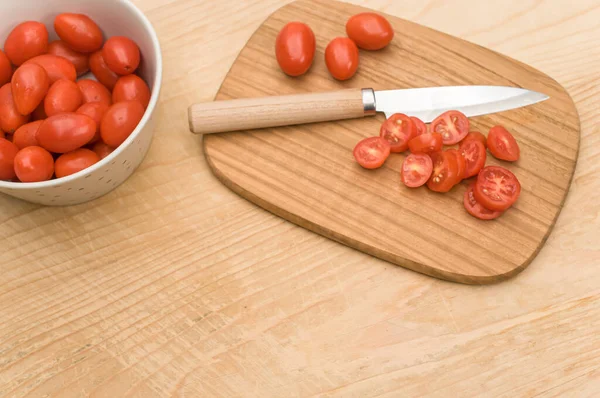 Tazón Blanco Con Tomates Datterini Con Tabla Cortar Cuchillo Una —  Fotos de Stock
