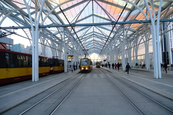 Som Väntar Spårvagn Spårvagnsstationen Tidigt Morgonen — Stockfoto