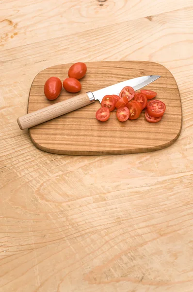 Pomidory Datterini Deską Krojenia Nożem Drewnianej Powierzchni Przestrzenią Tekstową — Zdjęcie stockowe