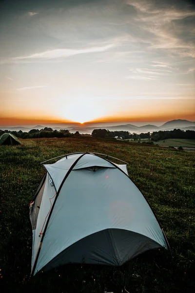 Vertical Shot Tent Hill Covered Greenery Beautiful Sunrise Morning — Stockfoto
