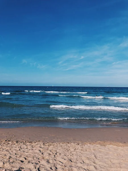 Tiro Vertical Ondas Suaves Oceano Com Espuma Uma Praia Arenosa — Fotografia de Stock