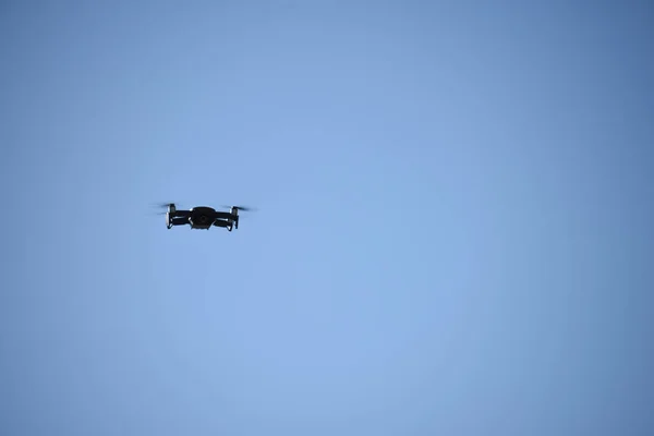 Drone Che Vola Contro Cielo Blu Una Giornata Sole Copiare — Foto Stock