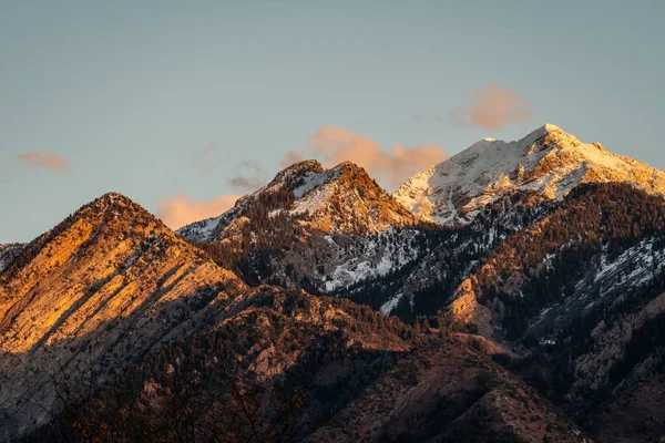 Bel Colpo Montagne Innevate Scogliere Sotto Cielo Luminoso — Foto Stock